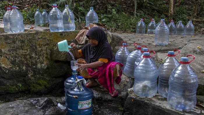 Warga mencuci pakaian di dekat sumur yang mengering di Gunung Penawen, Kecamatan Pulomerak, Kota Cilegon, Banten, Minggu (8/9/2024). Dalam dua bulan terakhir, warga terpaksa berjalan menyusuri hutan untuk mencari sumber air sejauh 500 meter hingga 1 kilometer akibat krisis air dan kemarau panjang. ANTARA FOTO/Angga Budhiyanto/gp/nym.
