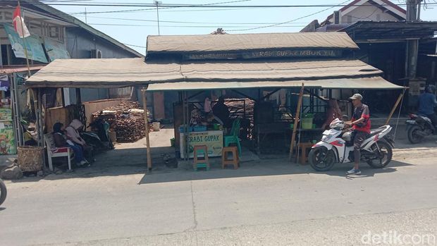 Warung serabi gupak milik Warsinih di Kecamatan Kandanghaur, Indramayu