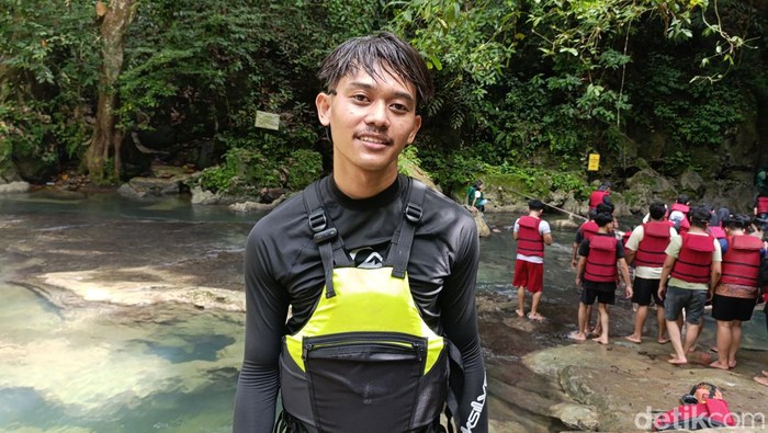 Yuyu Sedang memandu wisatawan di objek wisata Citumang Pangandaran