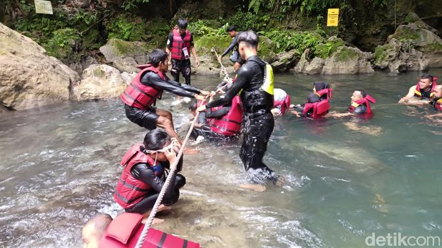 Yuyu Sedang memandu wisatawan di objek wisata Citumang Pangandaran