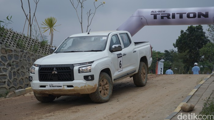 Aksi Mitsubishi All New Triton saat dites oleh awak media di Desa Pelangi, Sentul.
