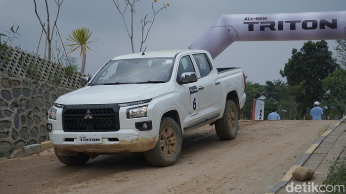 Aksi Mitsubishi All New Triton saat dites oleh awak media di Desa Pelangi, Sentul.
