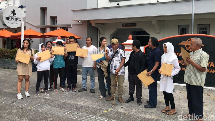 Aliansi Warga Bong Suwung mengirimkan surat ke Presiden Jokowi melalui Kantor Pos Besar, Kawasan Nol Kilometer Kota Jogja, Senin (9/9/2024).