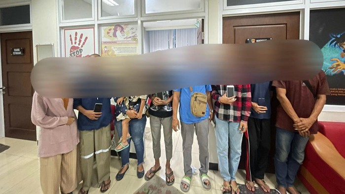 Anggota gangster didampingi keluarga di Polres Gresik