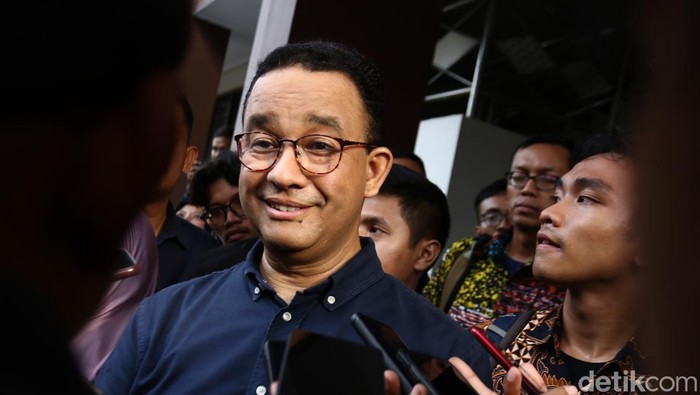 Anies Baswedan usai acara dialog bersama mahasiswa di Wisma Kagama, UGM, Depok, Sleman, Senin (9/9/2024).