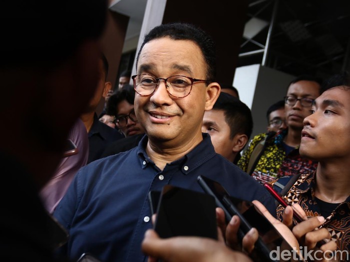 Anies Baswedan usai acara dialog bersama mahasiswa di Wisma Kagama, UGM, Depok, Sleman, Senin (9/9/2024).