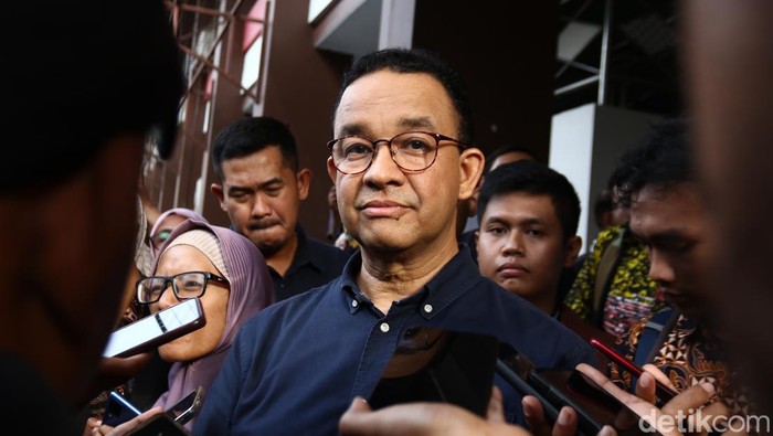 Anies Baswedan usai acara dialog bersama mahasiswa di Wisma Kagama, UGM, Depok, Sleman, Senin (9/9/2024).