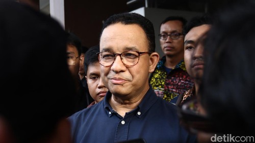 Anies Baswedan usai acara dialog bersama mahasiswa di Wisma Kagama, UGM, Depok, Sleman, Senin (9/9/2024).