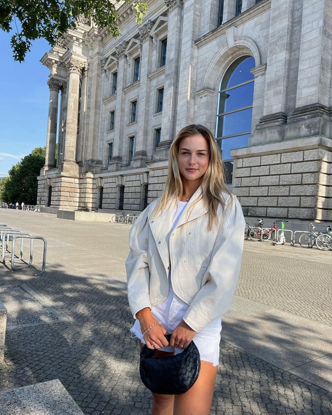 Anna lahir dari keluarga olahrgawan. Orang tuanya adalah mantan pemain badminton profesional sedangkan kakaknya adalah pemain bola. Foto: Instagram Anna Kalinskaya