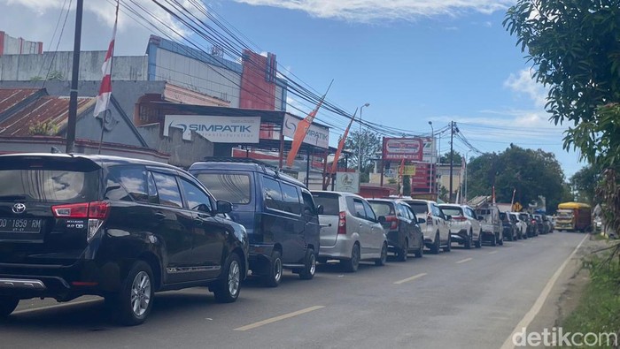 Antrean kendaraan di SPBU Bone mengular ke jalan.