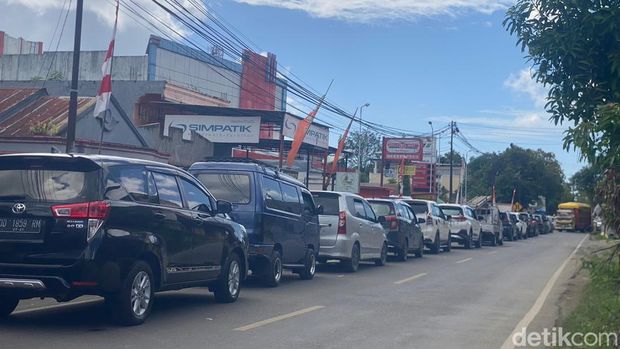Antrean kendaraan di SPBU Bone mengular ke jalan.