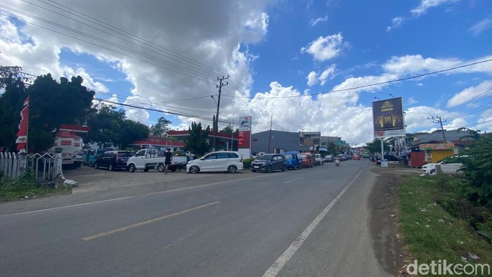 Antrean kendaraan di SPBU Bone mengular ke jalan.