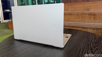 Asus membalut bodi Vivobook S 15 OLED dengan bahan logam dan logo Vivobook yang diukir menggunakan mesin CNC. Laptop ini juga mengantongi sertifikat ketahanan militer. Foto: Rizqy Nur Amalia/detikINET