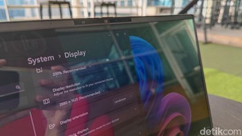 Laptop ini hadir dengan layar Asus Lumina OLED yang mendukung HDR, memiliki color gamut 100% DCI-P3, dan resolusi 3K dengan refresh rate 120Hz, memastikan tampilan yang kaya warna dan akurat. Foto: Rizqy Nur Amalia/detikINET