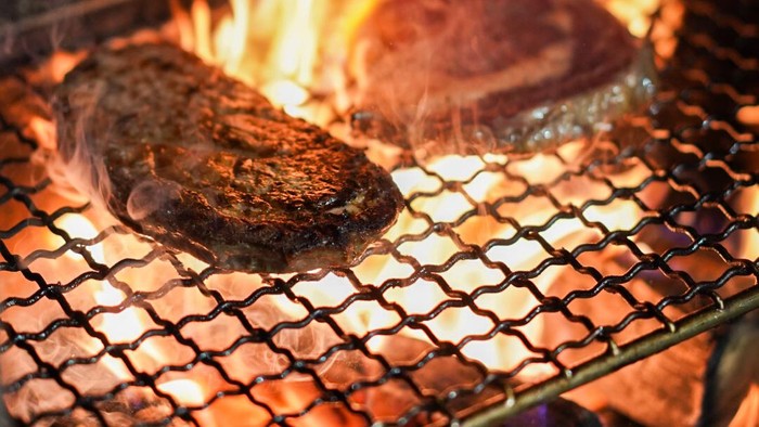 Awalnya Jadi Tukang Sate, Pria Ini Sekarang Sukses Bikin Restoran Steak