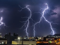 Hujan Lebat-Badai Petir Diprediksi Masih Melanda Madinah
