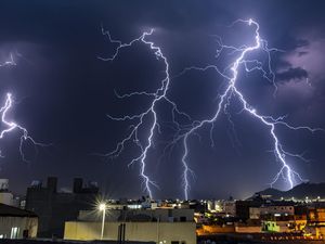 Hujan Lebat-Badai Petir Diprediksi Masih Melanda Madinah