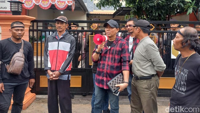 Bakal Bupati Sukoharjo dari jalur independen Tuntas Subagyo, saat orasi, di depan Kantor Bawaslu Sukoharjo, Senin (9/9/2024).