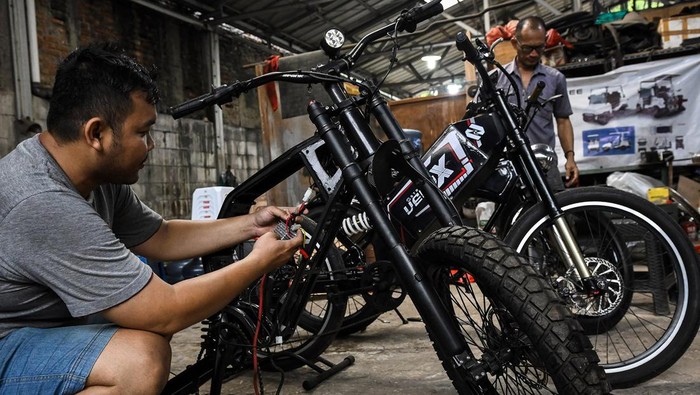 Pekerja menyalakan spedometer sepeda listrik kustom di bengkel Strum, Jakarta, Senin (9/9/2024). Bengkel tersebut menerima pembuatan sepeda listrik kustom dan konversi sepeda konvensional menjadi sepeda listrik dengan biaya mulai dari Rp5 juta. ANTARA FOTO/Sulthony Hasanuddin/Spt.