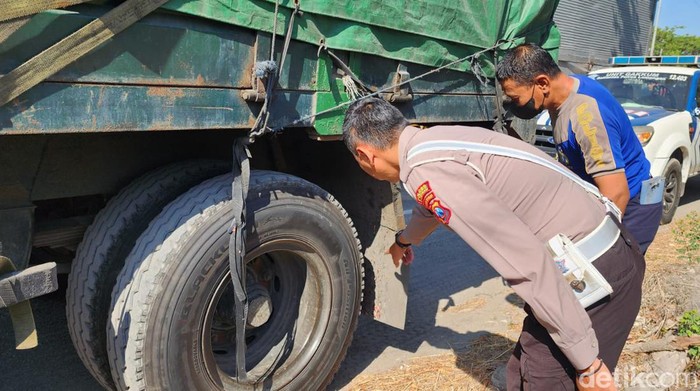Biker Tewas Usai Jatuh dan Terlindas Truk Gandeng