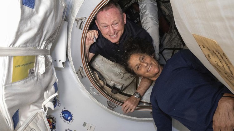 Boeing Starliner Sukses Mendarat di Bumi, 2 Astronautnya Masih Terjebak di Orbit The empty Boeing Starliner capsule sits at White Sands Missile Range in New Mexico, late Friday, Sept. 6, 2024, after undocking from the International Space Station. (Boeing via AP)