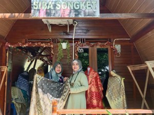 Jaga Lingkungan, Kerajinan Songket Binaan PTBA Gunakan Pewarna Alami