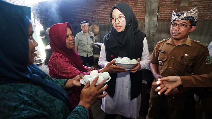 Bupati Ipuk ngantor di desa apresiasi gotong-royong pemberdayaan lansia.