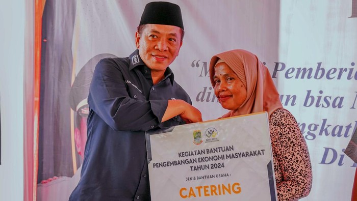 Bupati Karawang Aep Syaepuloh saat memberikan bantuan alat usaha untuk warga prasejahtera