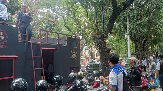 Buruh Demo Pengadilan Jakarta Pusat, Tuntut Keadilan Gegara diPHK. (CNBC Indonesia/Ferry Sandi)