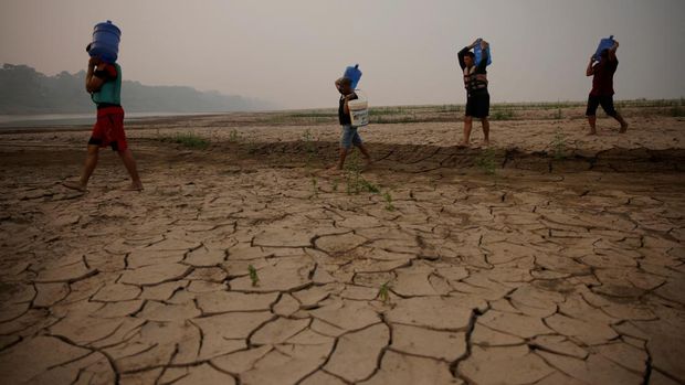 Debit air pada sungai yang mengalir pada hutan hujan tropis Amazon mengalami penyusutan. (REUTERS/Bruno Kelly)