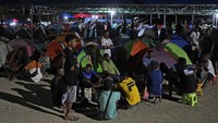 Sejumlah warga datang dari Oecusse berbincang di dekat tenda di Dili, Timor Leste, Minggu (8/9/2024).