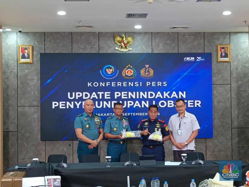 Dirjen PSDKP KKP Pung Nugroho bersama Kepala Staf Koarmada RI Laksamana Muda TNI Didong Rio Duta mengungkap hasil temuan penyelundupan BBL dalam Konferensi Pers di Kantor KKP Jakarta, Senin (9/9/2024). (CNBC Indonesia/Martyasari Rizky)