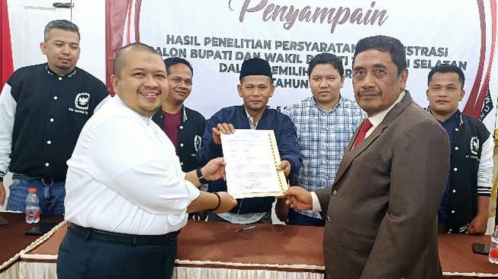 Dolly Pasaribu-Parulian Nasution mendatangi Kantor KPU Tapsel