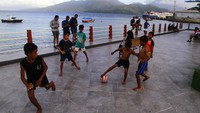 Sejumlah anak bermain bola di Pantai Falajawa Ternate, Maluku Utara, Senin (9/9/2024).