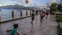 Kurangnya fasilitas olahraga dan lahan bermain di daerah itu membuat anak-anak memanfaatkan area objek wisata Pantai Falajawa untuk bermain bola sehingga mengganggu kenyamanan pengunjung. 