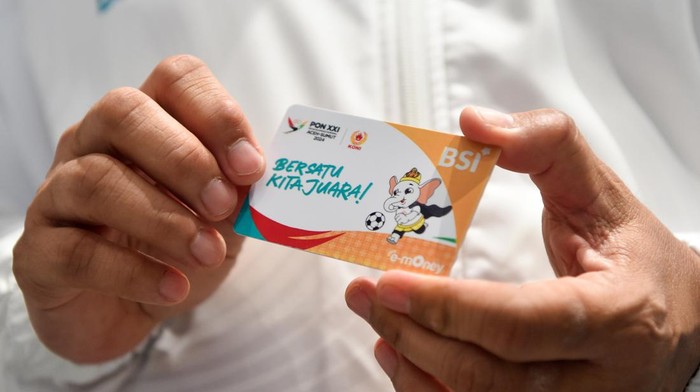 Dukungan Layanan Keuangan di PON XXI Aceh-Sumut Direktur Penjualan dan Distribusi PT Bank Syariah Indonesia (BSI) Anton Sukarna menunjukan uang elektronik bertema PON XXI Aceh-Sumut 2024 di Landmark BSI Aceh, Banda Aceh, Aceh, Minggu (8/9/2024). BSI meningkatkan kapasitas layanan keuangan dari aspek Insfrastruktur jaringan hingga operasional untuk mendukung kesuksesan gelaran PON XXI Aceh-Sumut 2024. ANTARA FOTO/Budi Candra Setya/wpa.