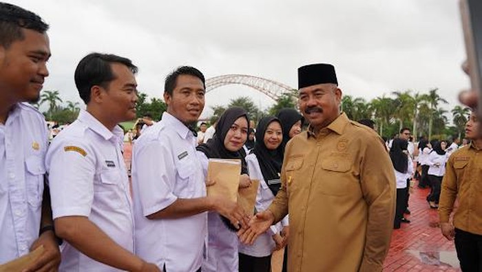 Bupati Kutai Kartanegara (Kukar) Edi Damansyah mengambil sumpah 2.300 Pegawai Pemerintah dengan Perjanjian Kerja (PPPK).