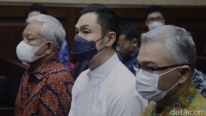 Terdakwa kasus dugaan korupsi pengelolaan tata niaga komoditas timah Harvey Moeis, Suparta dan Reza Andriansyah bersiap menjalani sidang lanjutan di Pengadilan Tipikor, Jakarta, Senin (9/9/2024). Sidang tersebut beragenda mendengarkan keterangan saksi yang dihadirkan Jaksa Penuntut Umum (JPU) yakni Ayu Lestari, Kurniawan Efendi, Riu Aseng dan Surya.