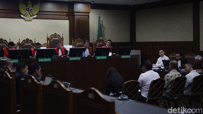 Terdakwa kasus dugaan korupsi pengelolaan tata niaga komoditas timah Harvey Moeis, Suparta dan Reza Andriansyah bersiap menjalani sidang lanjutan di Pengadilan Tipikor, Jakarta, Senin (9/9/2024). Sidang tersebut beragenda mendengarkan keterangan saksi yang dihadirkan Jaksa Penuntut Umum (JPU) yakni Ayu Lestari, Kurniawan Efendi, Riu Aseng dan Surya.
