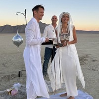Pasangan ini melangsungkan upacara pernikahan yang intim dan sederhana, dengan pemandangan gurun yang membentang luas sebagai latar belakang. Keduanya menikah dalam suasana yang penuh keunikan dan estetika khas Burning Man. Foto: dok. Instagram @kellygale