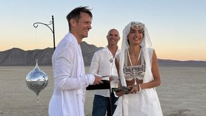 Foto: Model Victorias Secret Nikah di Padang Pasir, Kaki Nyeker Jadi Sorotan