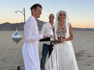 Foto: Model Victorias Secret Nikah di Padang Pasir, Kaki Nyeker Jadi Sorotan