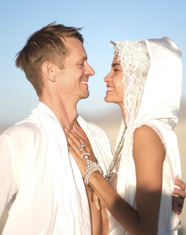 Pernikahan model Victorias Secret Kelly Gale dengan aktor asal Swedia Joel Kinnaman menjadi sorotan berlangsung di tempat yang tidak biasa, yaitu di tengah padang pasir saat Festival Burning Man di Nevada, AS pada awal September ini. Foto: dok. Instagram @kellygale