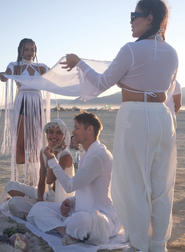 Kami selalu menjadi belahan jiwa. Suami & Istri kembali dari playa ❤️, tulis Kelly dalam keterangan unggahan Instagramnya pada 3 Septmber. Playa sering digunakan untuk menggambarkan area gurun tempat berlangsungnya Burning Man. Foto: dok. Instagram @kellygale
