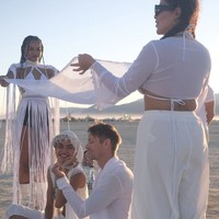 Kami selalu menjadi belahan jiwa. Suami & Istri kembali dari playa ❤️, tulis Kelly dalam keterangan unggahan Instagramnya pada 3 Septmber. Playa sering digunakan untuk menggambarkan area gurun tempat berlangsungnya Burning Man. Foto: dok. Instagram @kellygale