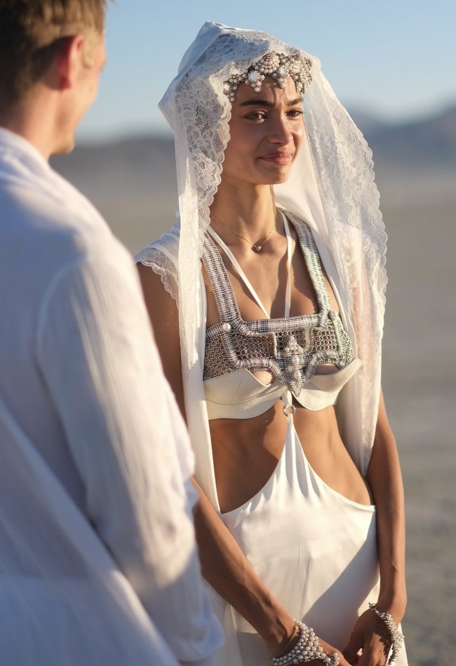 Meski begitu, banyak juga yang memuji pernikahan mereka yang unik dan indah. “Pernikahan yang ajaib dan indah,” komentar netizen. “Pernikahan gaya baru,” kata netizen lainnya. Foto: dok. Instagram @kellygale