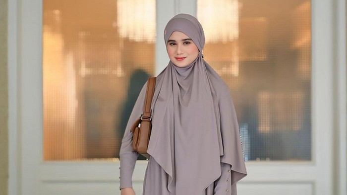 Gaya Tissa Biani memakai set khimar langsung mendapatkan banjir pujian dari warganet.