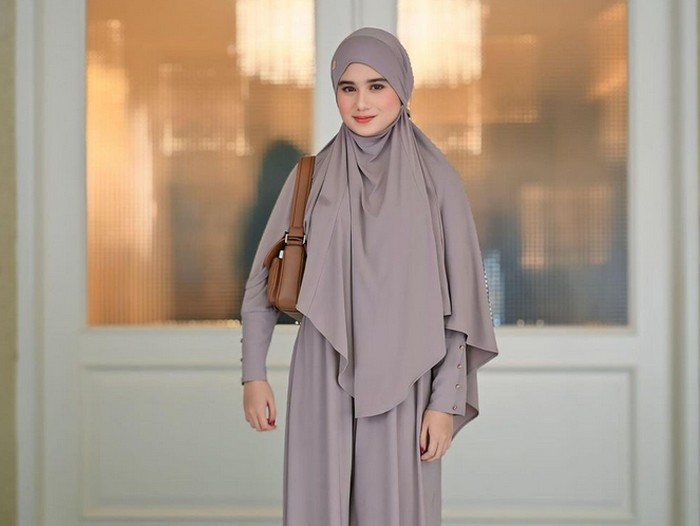 Gaya Tissa Biani memakai set khimar langsung mendapatkan banjir pujian dari warganet.