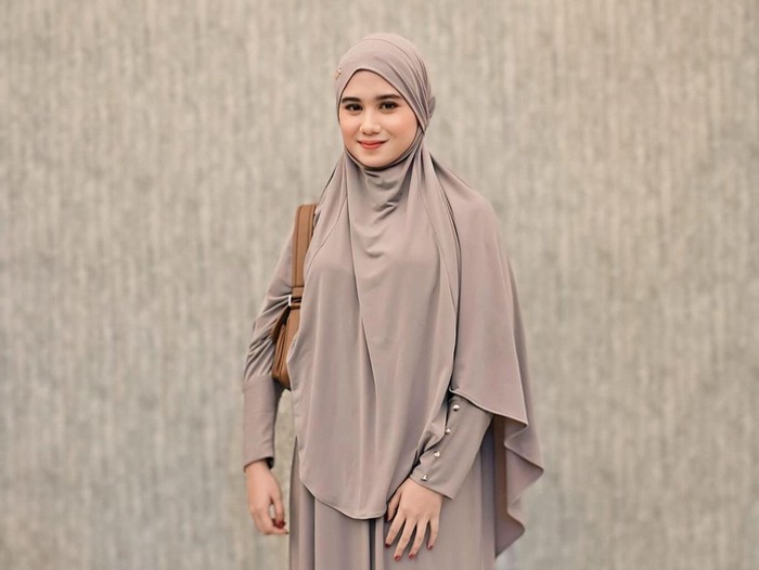 Gaya Tissa Biani memakai set khimar langsung mendapatkan banjir pujian dari warganet.