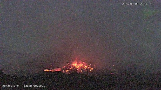 Momen Gunung Merapi memuntahkan awan panas malam ini, Senin (9/9/2024).